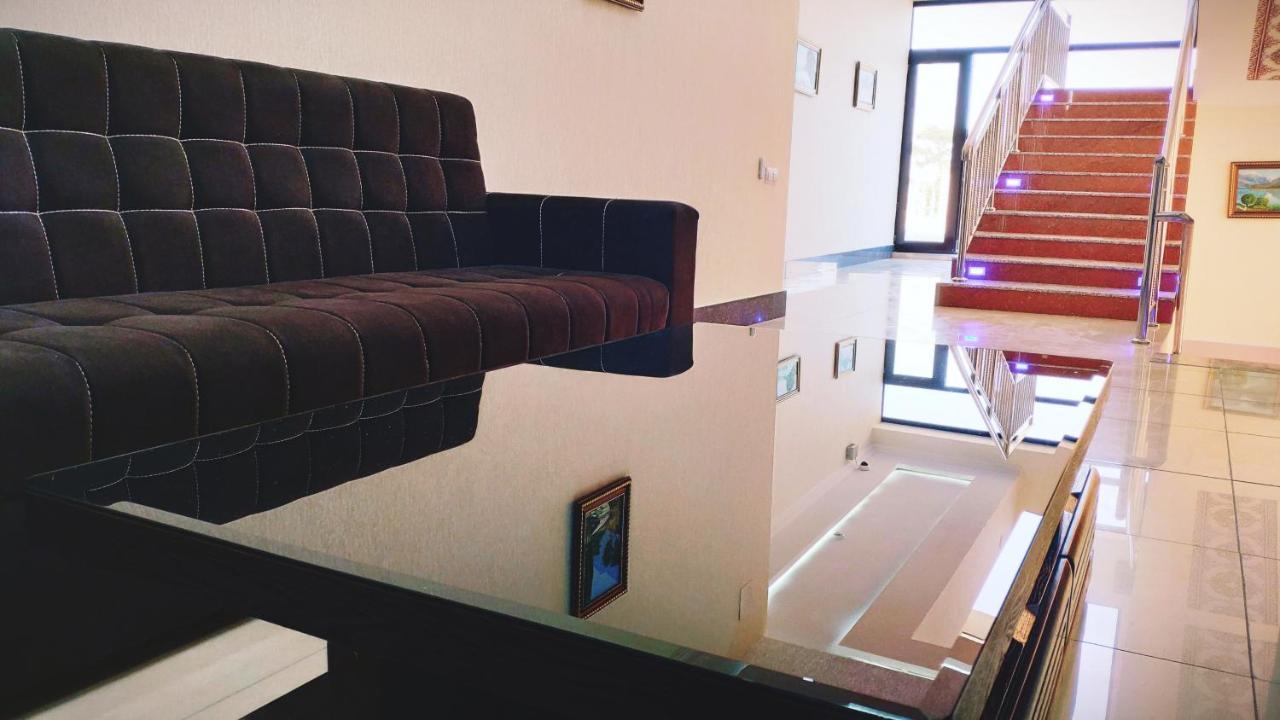 Hotel Buston Chkalovsk Buitenkant foto